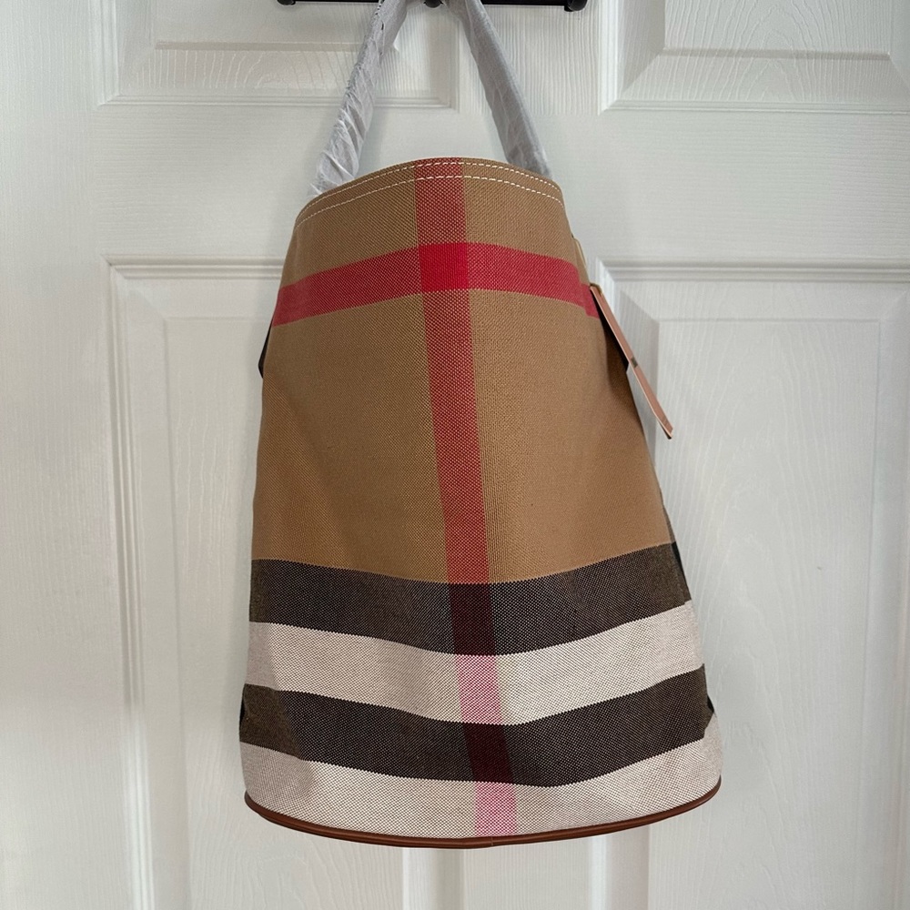 AUOBAG BUCKET BAG. Brown, white and red striped. NWT. Great for everyday.